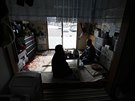 Provizorní bydlení dvou japonských penzist, kteí museli opustit svj dm...