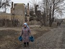Obyvatelka vesnice ornuchyne nedaleko Debalceve (12. bezna 2015)