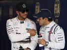 Vítz kvalifikace Lewis Hamilton pijímá gratulaci od Felipeho Massy (vpravo),...