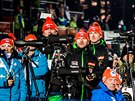 Trenéi eských biatlonist (erné bundy) sledují  závod muských tafet na MS...