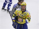 Kapitán zlínských hokejist Petr ajánek jde na trestnou lavici.