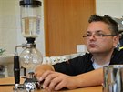 Michal Křižka při seřizování Vacuum potu, který patří mezi alternativní metody...