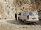 Ambulance parkuje ped jeskyní, kde odpoívají povstalci (9. bezna 2015).