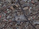 Satelitní snímek čtvrti Džirdžís se stejnojmennou mešitou v Mosulu, vlevo stav...