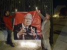 Tunisané s plakátem prezidenta as-Sabsího u vstupu do muzea Bardo (18. bezna...