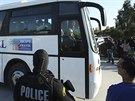 Turisté, kteí peili útok na muzeum Bardo, jsou v autobuse (18. bezna 2015).