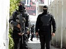 Policisté ped parlamentem v Tunisu (18. bezna 2015).