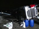 V Praze 9 se pevrátil kamion s kukuiným rotem (12.3.2015)