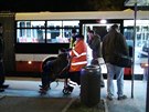 V autobusu íslo 136 jedoucím na Jiní Msto se poprali cestující, jeden z nich...