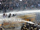 Odpovdí státu na protesty proti násilí na enách byly v roce 2012 vodní dla a...