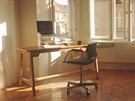 Adamv minimalistický pracovní prostor doma v Praze