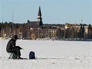 Pohled na Rovaniemi a rybáe na ledu