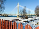 Most v Rovaniemi, kterému se pro svítící pylony pezdívá "devorubcova svíka".