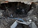 Osmiletý Maxim leze do rozboené budovy ve východoukrajinském Debalceve, kde...