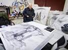 Socha Ale Veselý s kresbami návrh monumentálních plastik ve svém ateliéru ve...