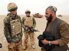 Princ Harry hovoí s armádním tlumoníkem bhem vojenské mise v jihoafghánské...