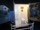 Toaleta z kosmické lodi na výstav Gateway to Space.