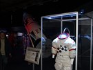 Americký skafandr na kosmické výstav Gateway to Space.