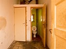 Nevábné toalety v dom Filovka v Táboe, kde bydlí neplatii.
