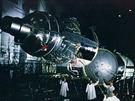 Montá lodi Voschod 1 na poslední stupe nosné rakety v hangáru MIK na...