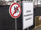 Zákaz pohbívání babiek. V Praze pelepují cedule u staveb