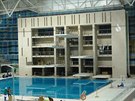 Stavební práce uvnit arény Aquatics Center pro vodní sporty.