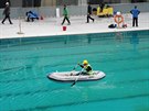 Stavební práce uvnit arény Aquatics Center pro vodní sporty.