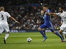 Útoník Klaas-Jan Huntelaar ze Schalke se snaí probít obranou Realu Madrid.