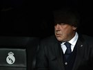 Carlo Ancelotti, trenér Realu Madrid, sleduje své svence.