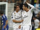 Obránce Fabio Coentrao z Realu Madrid (vlevo) gratuluje svému spoluhrái...
