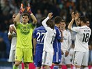 Fotbalisté Realu Madrid ze stedového kruhu tleskají svým fanoukm.