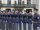 Vojáci Hradní stráe pi pehlídkovém vystoupení na Praském hrad