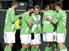 Fotbalisté Wolfsburgu se radují z gólu Kevina De Bruyna (uprosted) v zápase s...