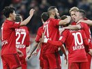 Zatímco fotbalisté Leverkusenu slaví jeden ze svých ty gól, branká Sven...