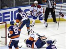 Michal Neuvirth, branká NY Islanders, leí na led pekonán. Gól vstelil...