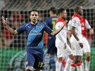 Santi Cazorla (v modrém) slaví gól Arsenalu proti Monaku.