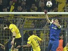 Gianluigi Buffon, branká Juventusu, vyráí mí v utkání s Dortmundem.