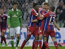 Thomas Müller (druhý zprava) z Bayernu Mnichov slaví se spoluhrái trefu do...