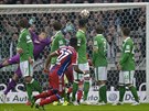 David Alaba (vpedu) z Bayernu Mnichov skóruje z pímého kopu proti Werderu...
