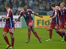 David Alaba (druhý zleva) z Bayernu Mnichov se raduje z gólu proti Werderu...