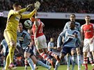 Alexis Sánchez z Arsenalu (v ervenobílém vlevo)doráí na gólmana West Hamu...
