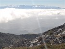 Pohled z úboí Pico Mágina k jihu: na obzoru vystupuje zasnený heben Sierry...