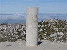 Kamenný sloup oznauje vrchol Pico Mágina (2165 m).