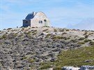 Na vrcholu Miramundos (2077 m) stojí voln pístupná kamenná útulna.