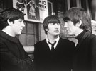 Paul McCartney, John Lennon a George Harrison při natáčení filmu Perný den v...