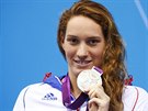 Francouzská plavkyn Camille Muffatová na archivním snímku se stíbrnou medailí...