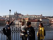 Cizinci fotí selfie s panoramatem Prahy.