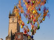 Na Staroměstském náměstí už vzniká velikonoční výzdoba.
