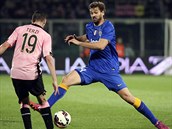 Fernando Llorente (vpravo) z Juventusu zkou�� obej�t Claudia Terziho z Parmy.
