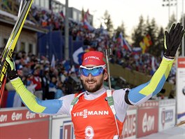 Slovinsk biatlonista Jakov Fak si v zvod s hromadnm startem dobhl pro...